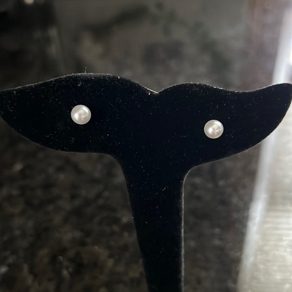 Small Faux Pearl earrings - Picture 1 of 4